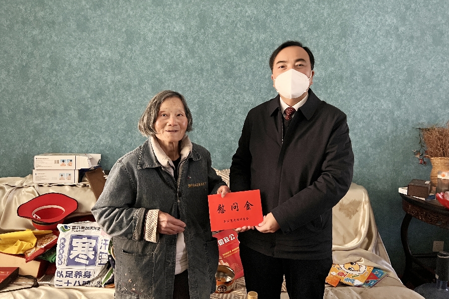 慰问老党员  邹道珍